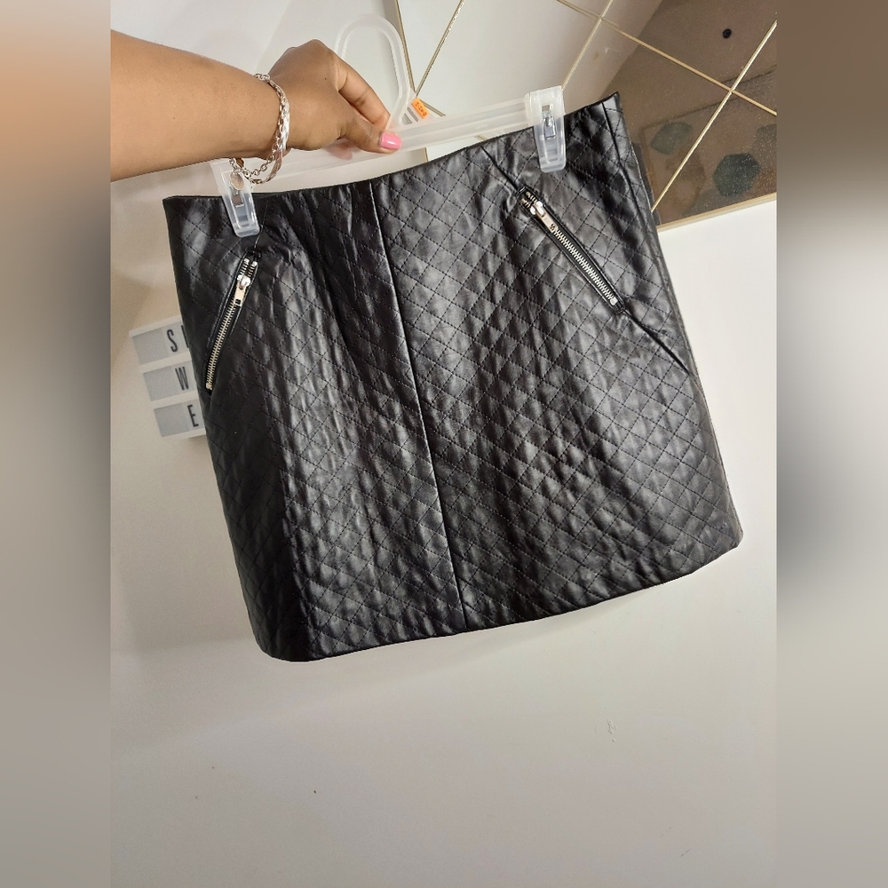 Black faux leather quilted pattern skirt - Picture 5 of 8